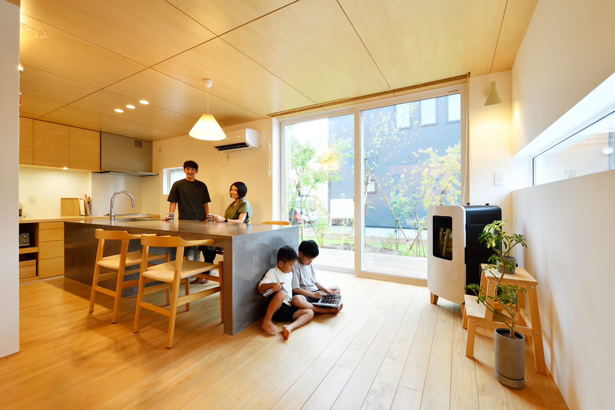 電車を望む箱の家