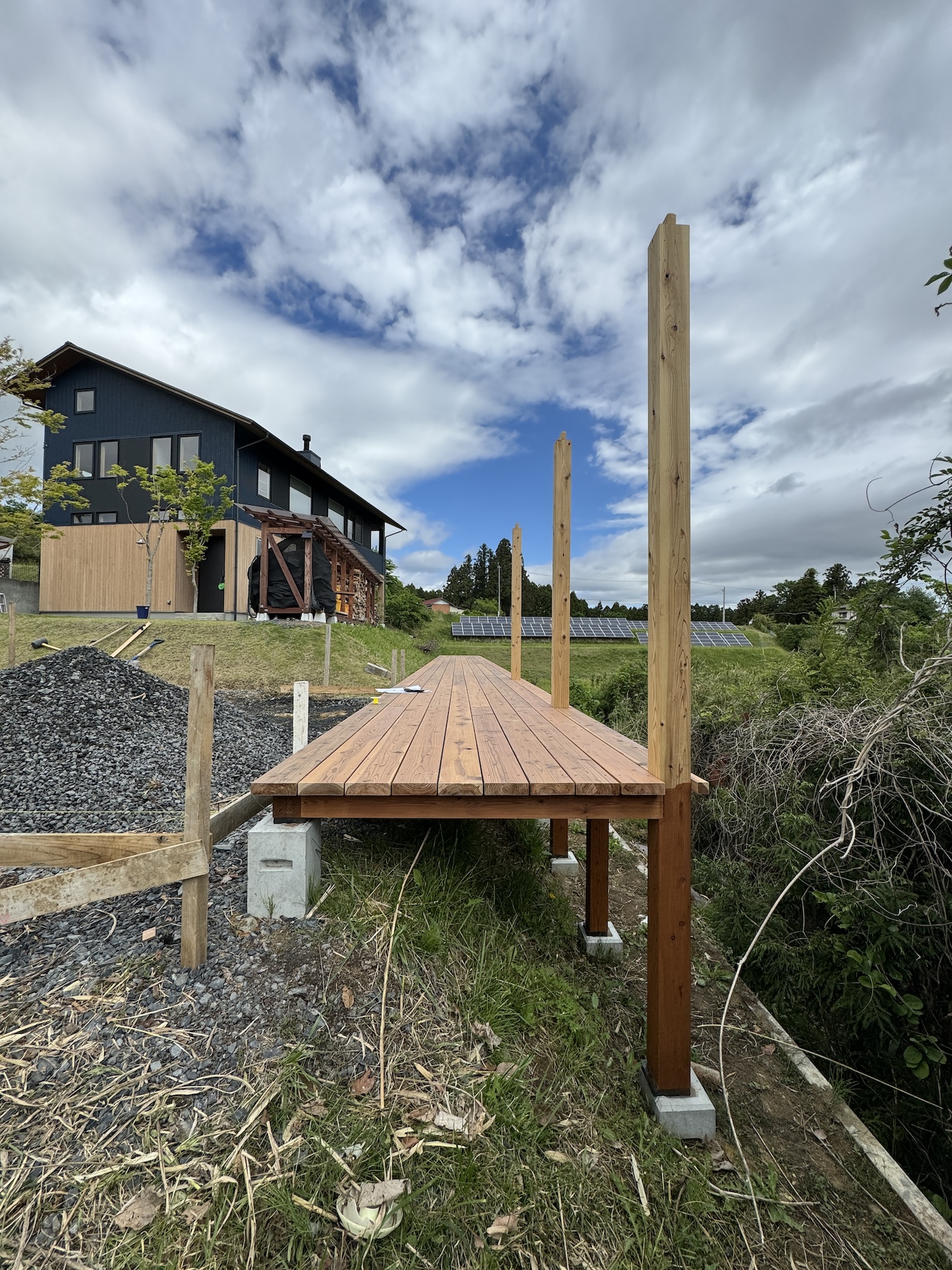 巨大なウッドデッキとバイク小屋①