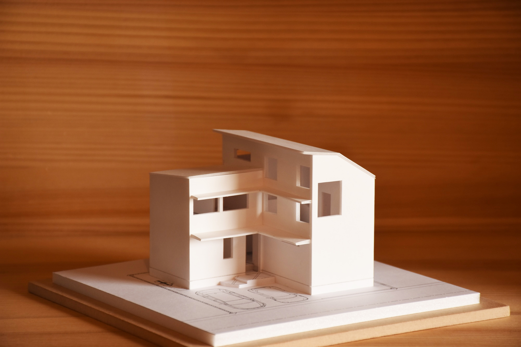 狭小地に建つ陽光が包む家