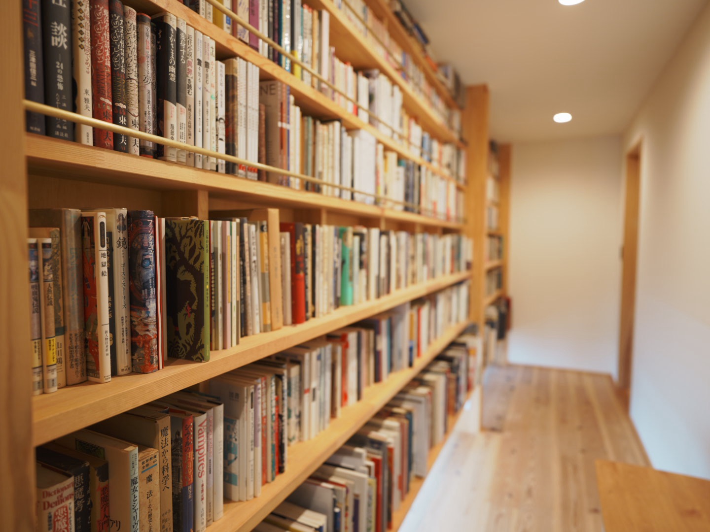 たくさんの書籍とグランドピアノのある住まい